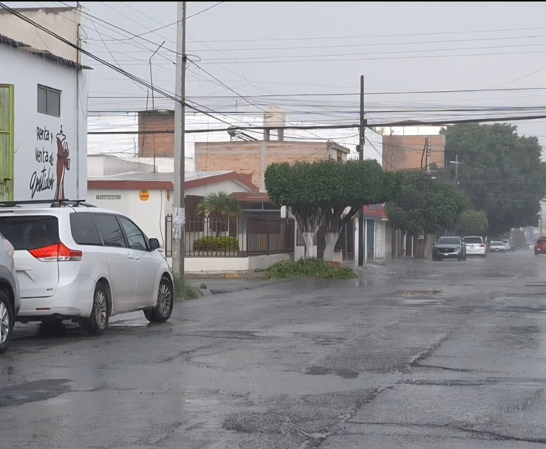 La lluvia afectó varias colonias.